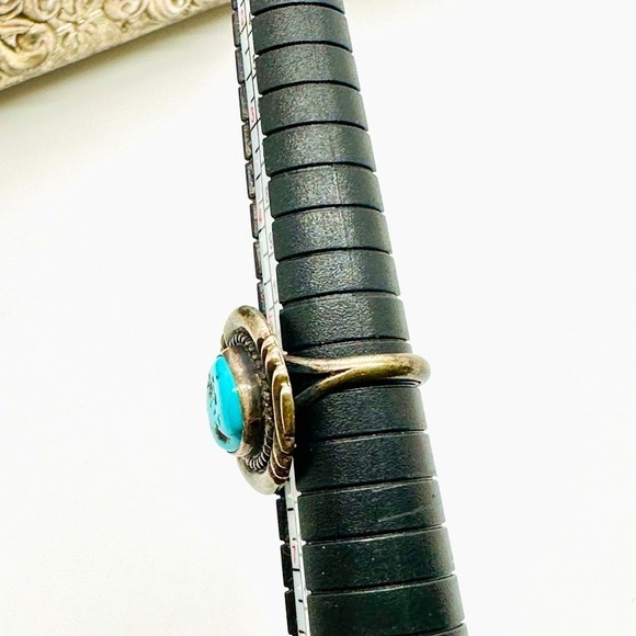 Vintage Navajo Signed Silver Turquoise Ring - Picture 3 of 14